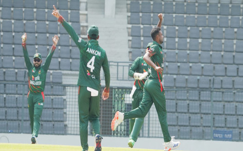 বোলিং তোপে অল্প রানেই গুটিয়ে গেল নিউ জিল্যান্ড
