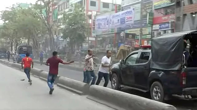 আইভীকে গ্রেপ্তার করে নেওয়ার পথে পুলিশের গাড়ি লক্ষ্য করে হামলা