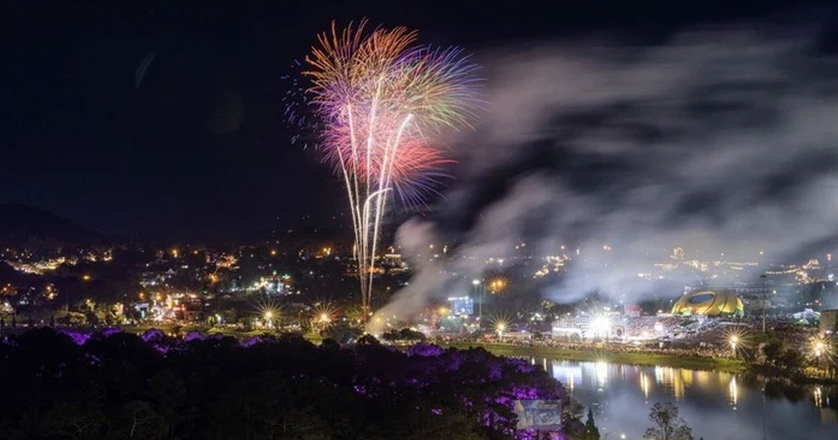 শোকের মাঝেও রাজধানীবাসীর নতুন বছর উদযাপন, পটকা-আতশবাজি