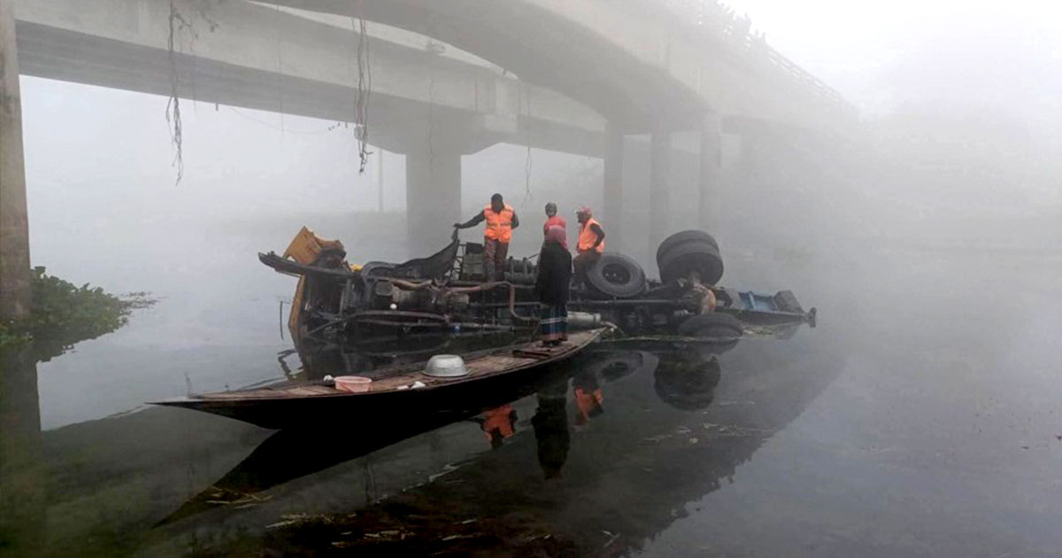 সেতুর রেলিং ভেঙে ট্রাক নদীতে, নিহত ২