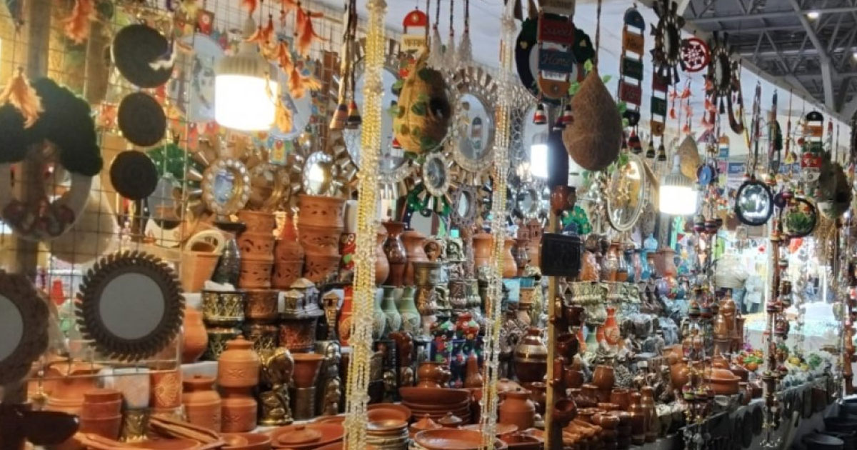 আধুনিকতার ভিড়েও বাণিজ্যমেলায় টানছে গ্রামবাংলার মাটির শিল্প