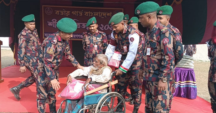 ৩০০ শীতার্তদের মাঝে বিজিবির কম্বল বিতরণ