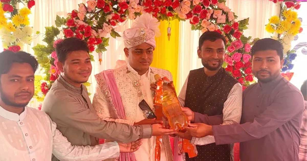 বিয়েতে অকটেন উপহার পেলেন বর