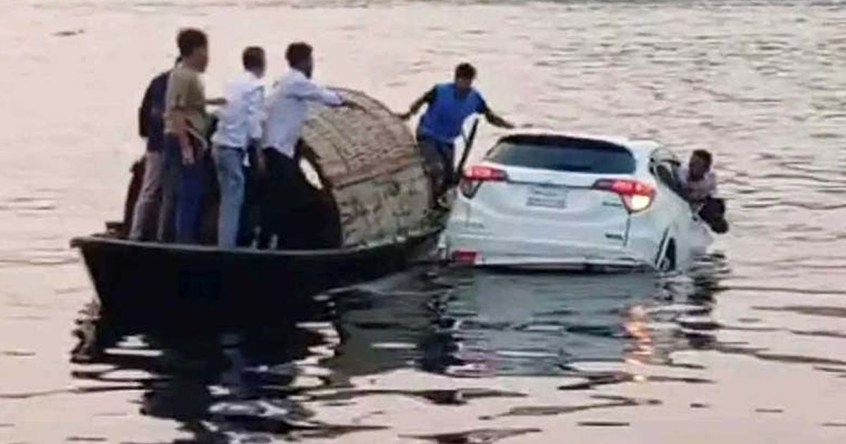 নারায়ণগঞ্জে ফেরি থেকে নদীতে প্রাইভেটকার