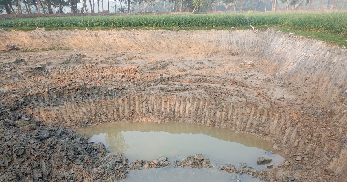 মনোহরগঞ্জে অবৈধ মাটি কাটায় ফসলি জমি বিপর্যয়ের মুখে