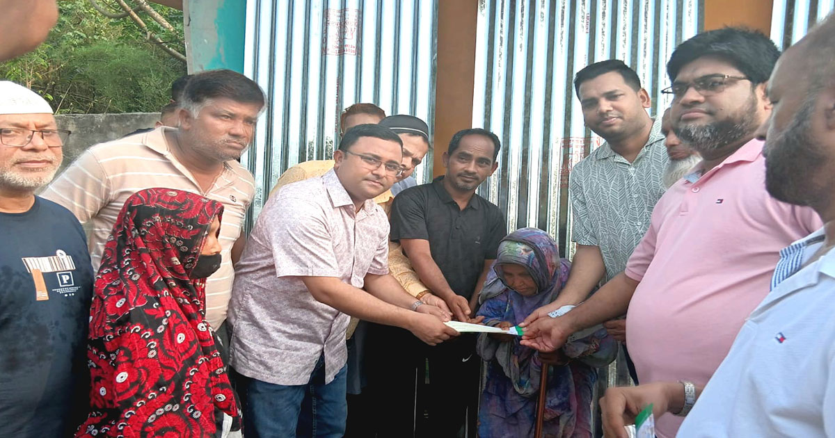 অগ্নিকাণ্ডে ক্ষতিগ্রস্ত পরিবারকে উপজেলা প্রশাসনের সহায়তা