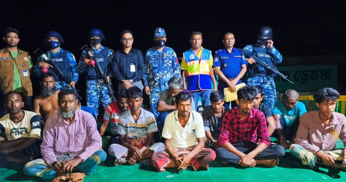 পদ্মা নদীতে অবৈধভাবে বালু উত্তোলনের সময় ১০ জন আটক