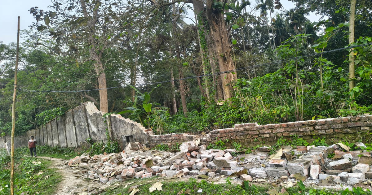 ঝুঁকিপূর্ণ ভাঙা প্রাচীর ডিঙিয়ে স্কুলগামী শিশুদের চলাচল