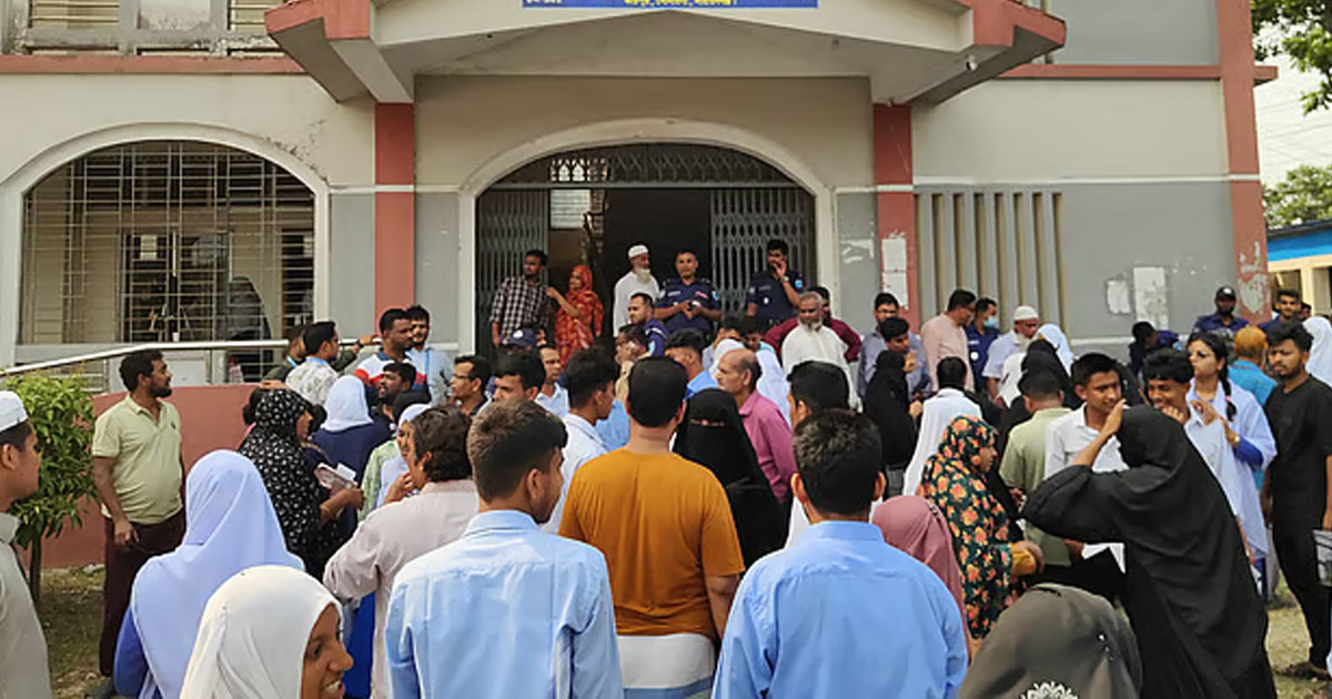 সোনারগাঁয়ে এসএসসি পরীক্ষায় গত বছরের প্রশ্নপত্র বিতরণ