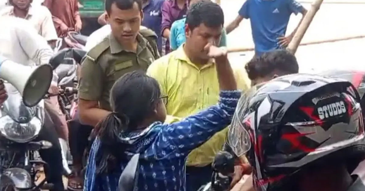 পাম্পে তেল নিতে আসা যুবককে চড়ালেন ইউএনও