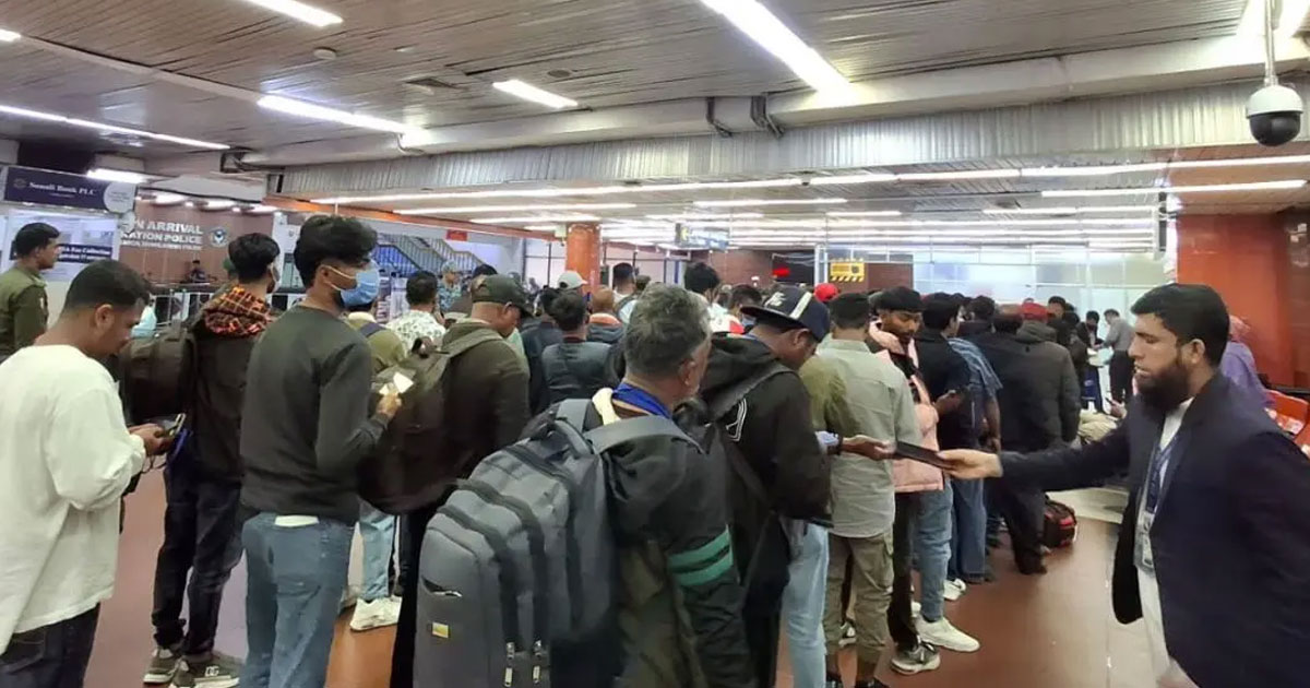 লিবিয়া থেকে বিশেষ ফ্লাইটে দেশে ফিরলেন ১৭৪ বাংলাদেশি