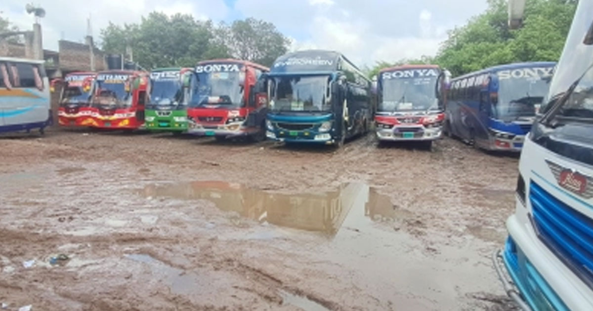 চাঁপাইনবাবগঞ্জে চাঁদা নিয়ে দ্বন্দ্বে, অনির্দিষ্টকালের জন্য বন্ধ বাস