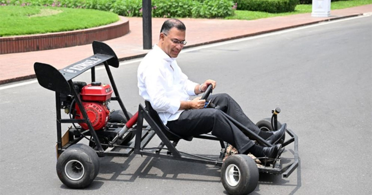 কলেজছাত্রের বানানো রেসিং কার চালালেন প্রধানমন্ত্রী