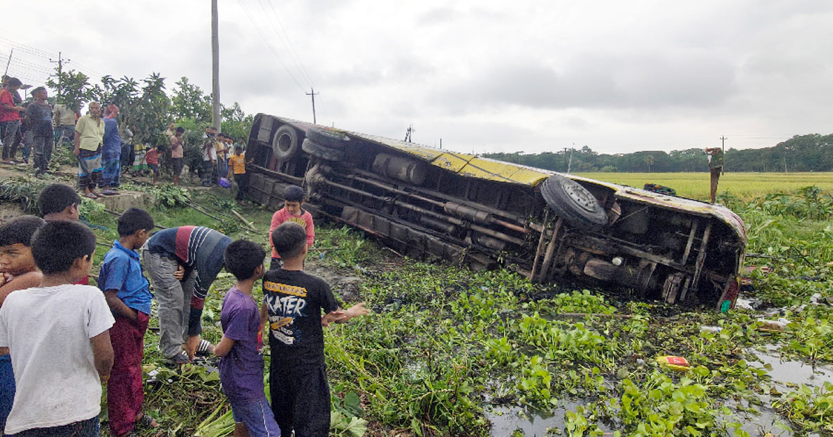 টুঙ্গিপাড়ায় বাস নিয়ন্ত্রণ হারিয়ে খালে, আহত ১৫