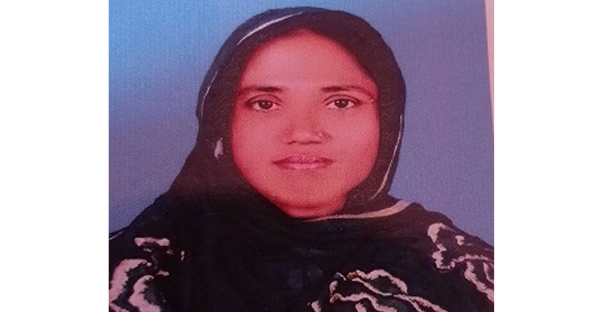 অভিযোগকারীর গাল টেনে ছিঁড়ে ফেলতে চাইলেন ইউপি চেয়ারম্যান