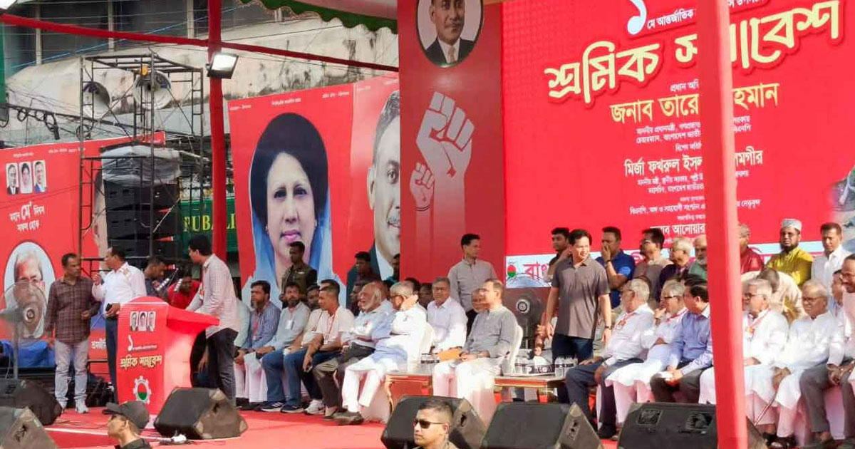 সমাবেশ মঞ্চে তারেক রহমান, স্লোগানে উত্তাল নয়াপল্টন