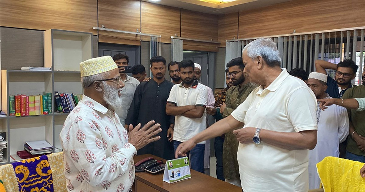 এমপির মধ্যস্থতায় বহিষ্কৃত ছাত্রদল নেতাদের বুকে টেনে নিলেন অধ্যক্ষ