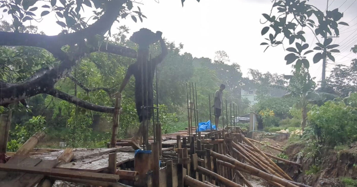বৃষ্টির মধ্যেই ঢালাইয়ের কাজ