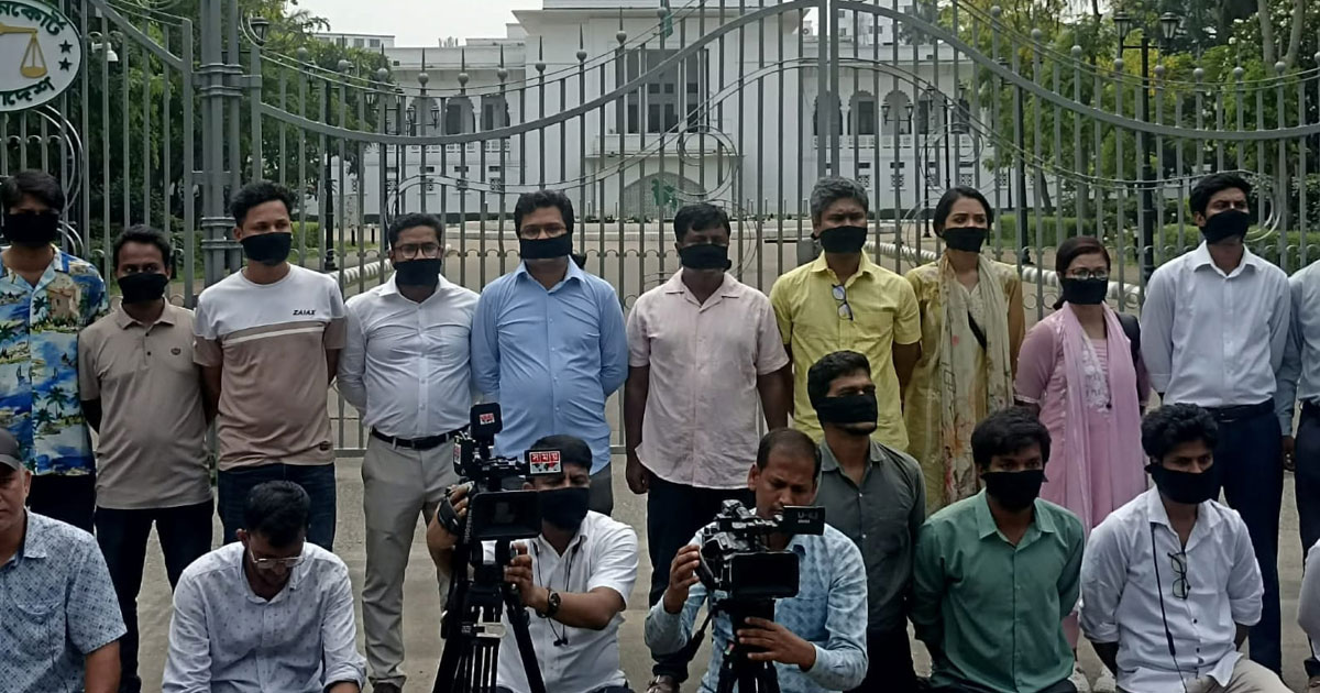 সুপ্রিম কোর্টের এজলাসে প্রবেশে বাধা: মুখে কালো কাপড় বেঁধে সাংবাদিকদের প্রতিবাদ