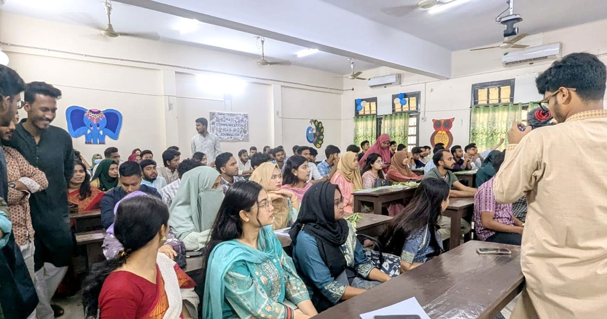রঙিন সাজে নবীনদের আগমনে জমে উঠল রাবি