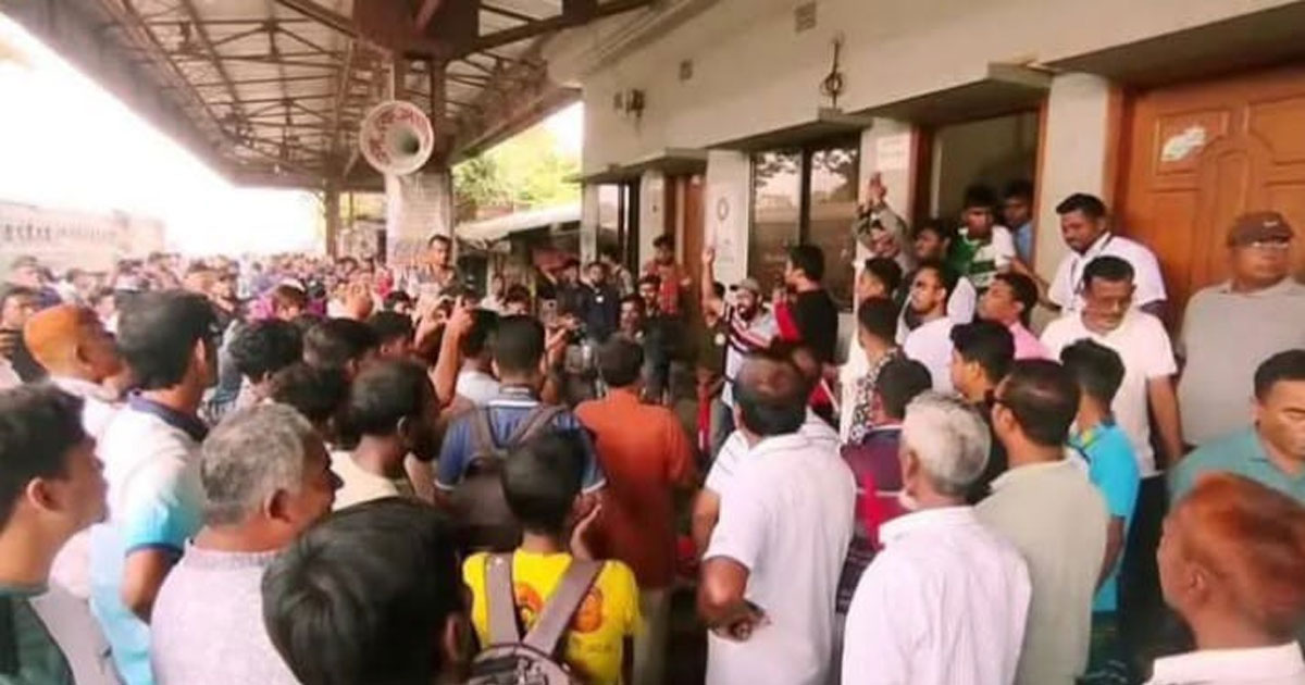 কুমারখালীতে সুন্দরবন ও বেনাপোল এক্সপ্রেসের বিরতির দাবিতে বিক্ষোভ