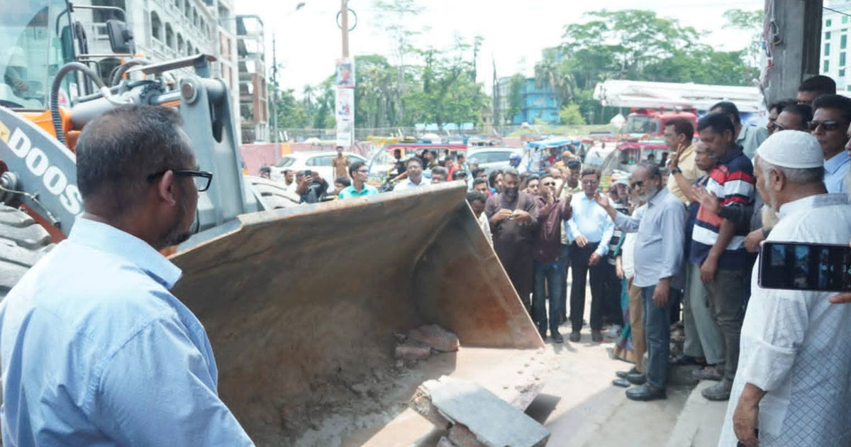 বরিশালে রাস্তার মাঝে বিতর্কিত পার্ক অপসারণে বিসিসির অভিযান
