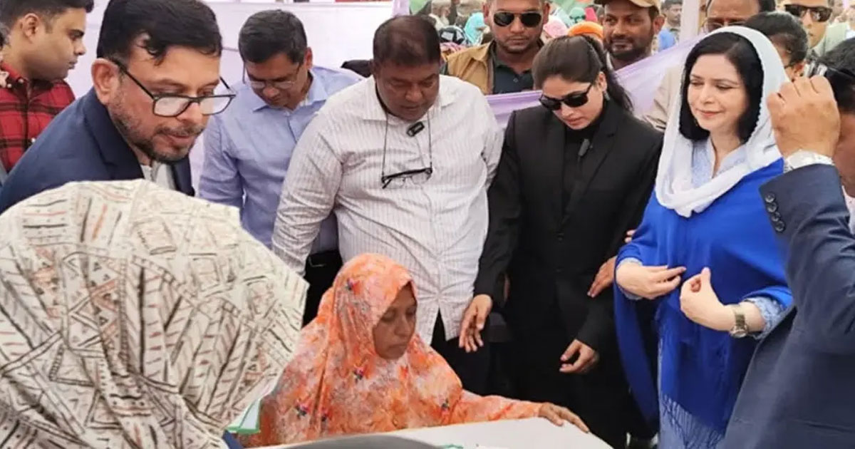 কড়াইল বস্তিতে ‘ফ্রি হার্ট ক্যাম্প’ উদ্বোধন করলেন জুবাইদা রহমান