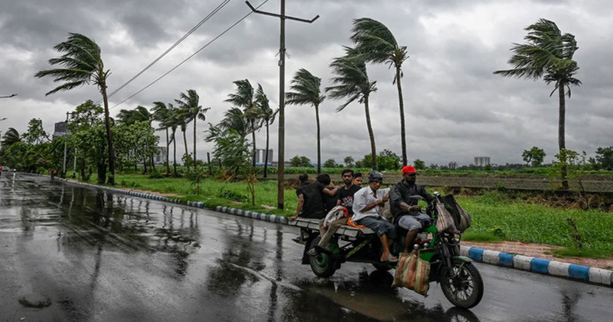 সন্ধ্যার মধ্যে ৬০ কিমি বেগে ঝড়ের আভাস
