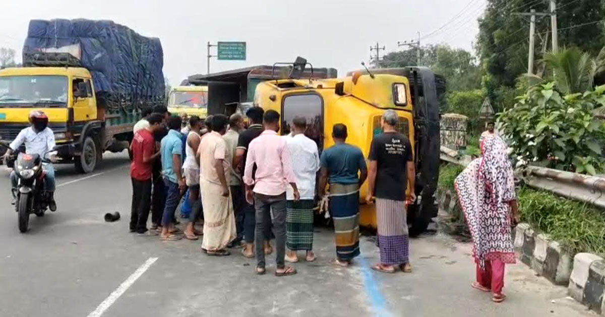 ঢাকা-টাঙ্গাইল মহাসড়কে ট্রাক উল্টে চালকের মৃত্যু