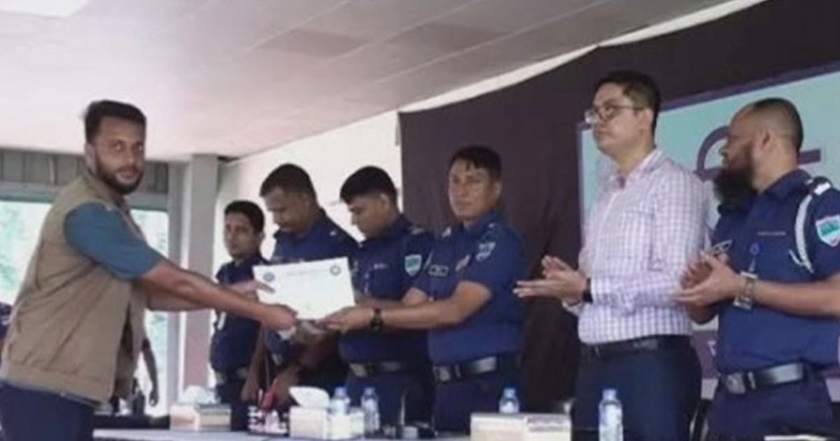 যশোরে সেরা ২০ পুলিশ সদস্যকে সম্মাননা