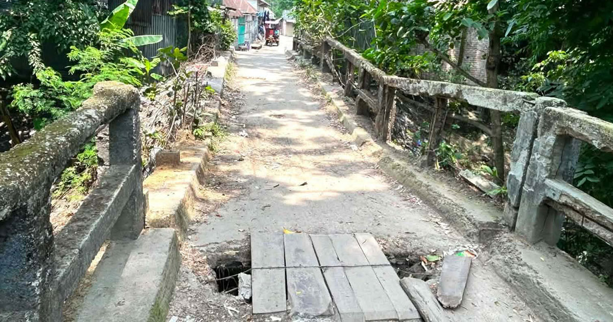 সালথায় ঝুঁকিপূর্ণ সেতু: জীবনের ঝুঁকি নিয়ে চলাচল এলাকাবাসীর