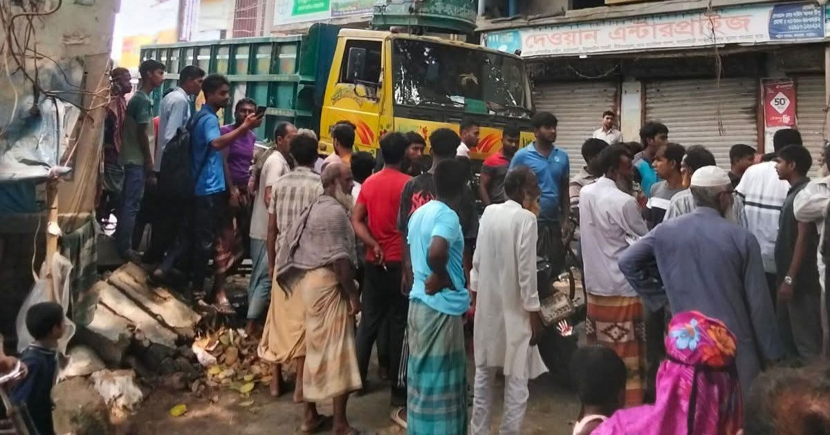 নাটোরের নলডাঙ্গার আছড়াখালিতে ট্রাকচাপায় ভ্যানচালকের মৃত্যু