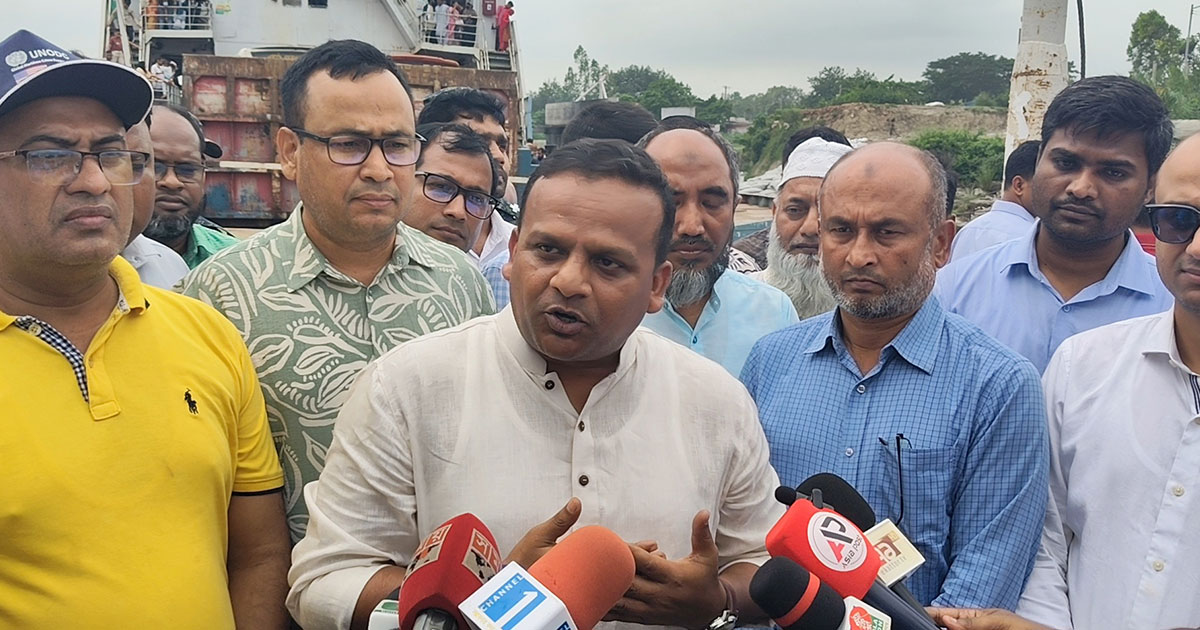 পাটুরিয়া ঘাটে ছদ্মবেশে অভিযান নৌ প্রতিমন্ত্রীর