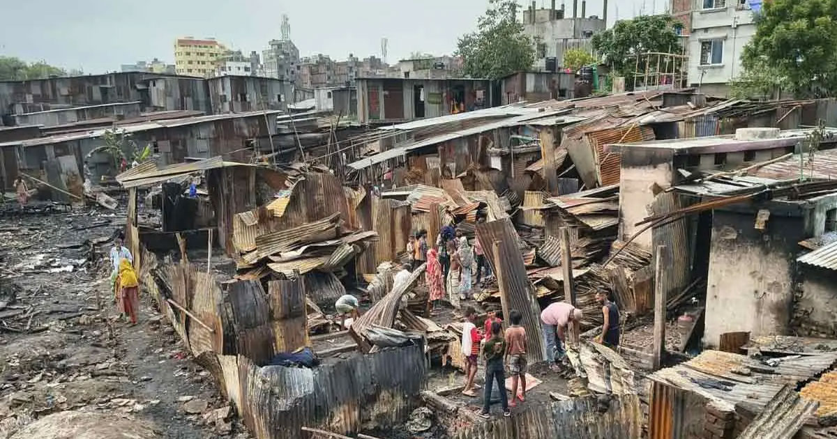 ঈদের আনন্দ কেড়ে নিল আগুন, খোলা আকাশের নিচে শত পরিবার