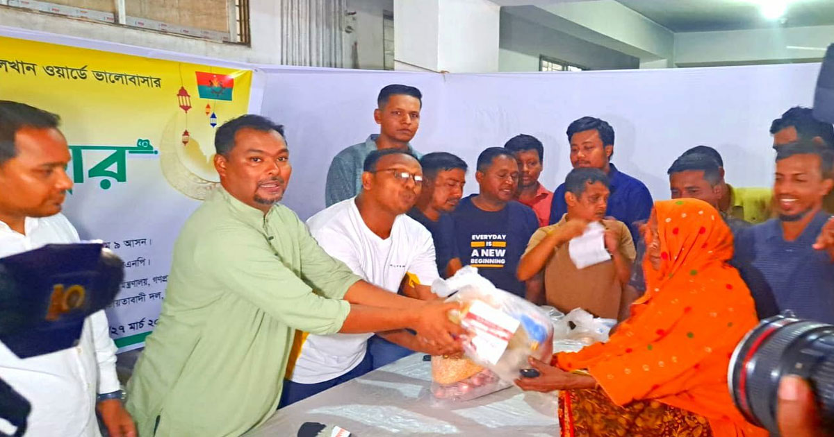 জামালখানে ঈদ উপলক্ষে উপহার বিতরণ করলেন স্থানীয় নেতা রুবেল বড়ুয়া