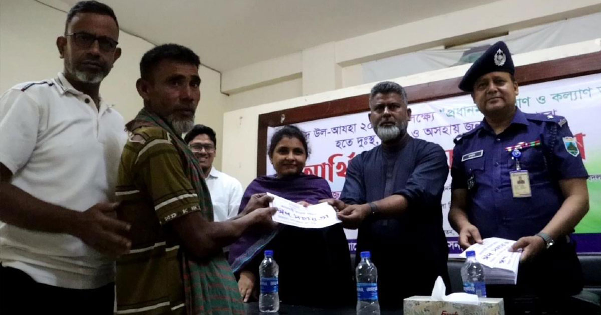বদলগাছীতে প্রধানমন্ত্রীর ত্রাণ তহবিলের অর্থ সহায়তা বিতরণ