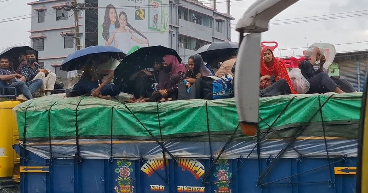 মহাসড়কে তীব্র যানজট, ভিজেই বাড়ি ফিরছেন হাজারো মানুষ