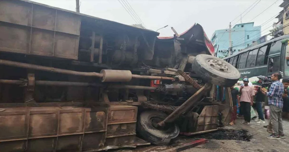 রাজধানীতে বাস দুর্ঘটনায় চারজনের মৃত্যু, আহত ১০