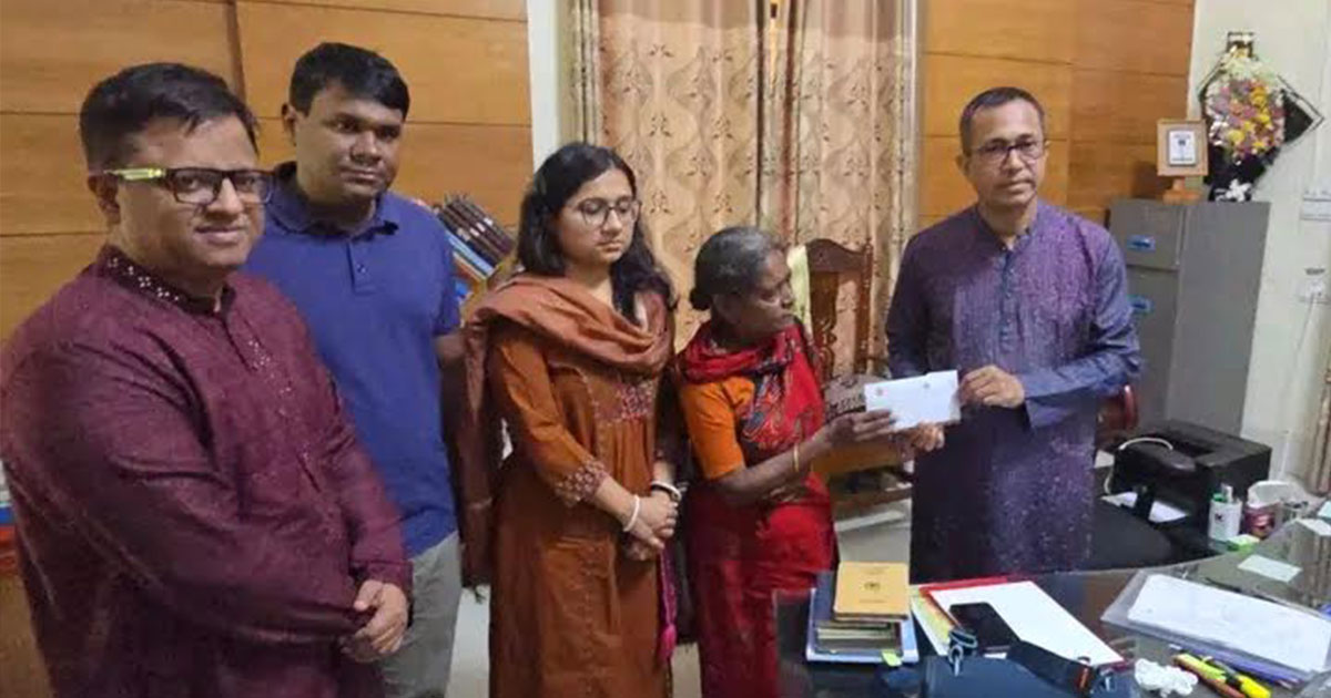 লোকসংগীত শিল্পী লাইলী আক্তারের পাশে ফরিদপুর জেলা প্রশাসন