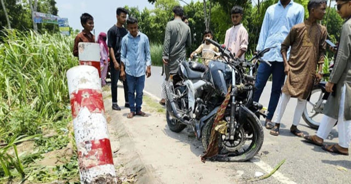 কুষ্টিয়ায় মোটরসাইকেল নিয়ন্ত্রণ হারিয়ে খুঁটির সঙ্গে ধাক্কা, আহত ৩