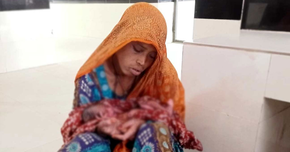 ফুটপাতে সন্তান প্রসব মানসিক ভারসাম্যহীন নারীর, দায়িত্ব নিল প্রশাসন