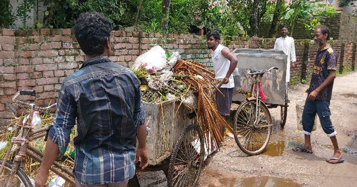 সৈয়দপুরে দ্রুত অপসারণ কোরবানির বর্জ্য, ফেলা হয়েছে ব্লিচিং পাউডার