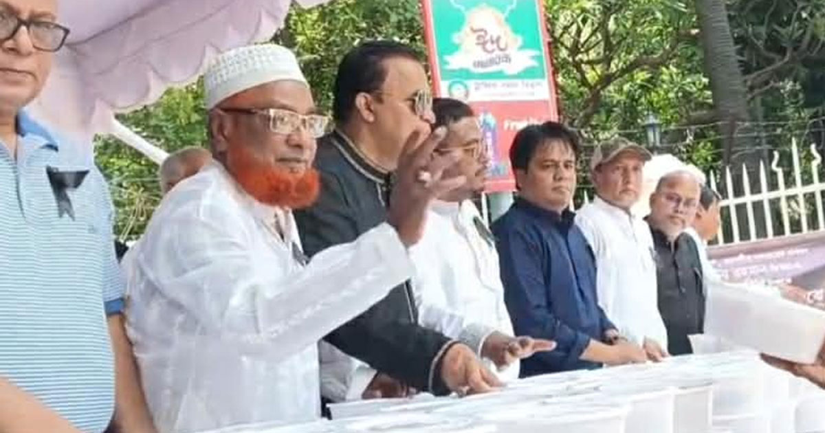 জিয়াউর রহমানের শাহাদাত-বার্ষিকীতে হাইকোর্টের সামনে অসহায়দের মাঝে খাবার বিতরণ