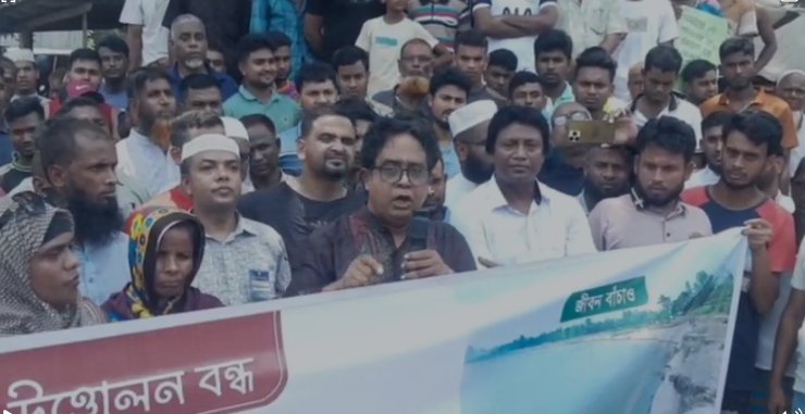 চিলমারীতে বালু ব্যবসায়ীদের অবৈধ টোল ঘর ভেঙে দিল এলাকাবাসী