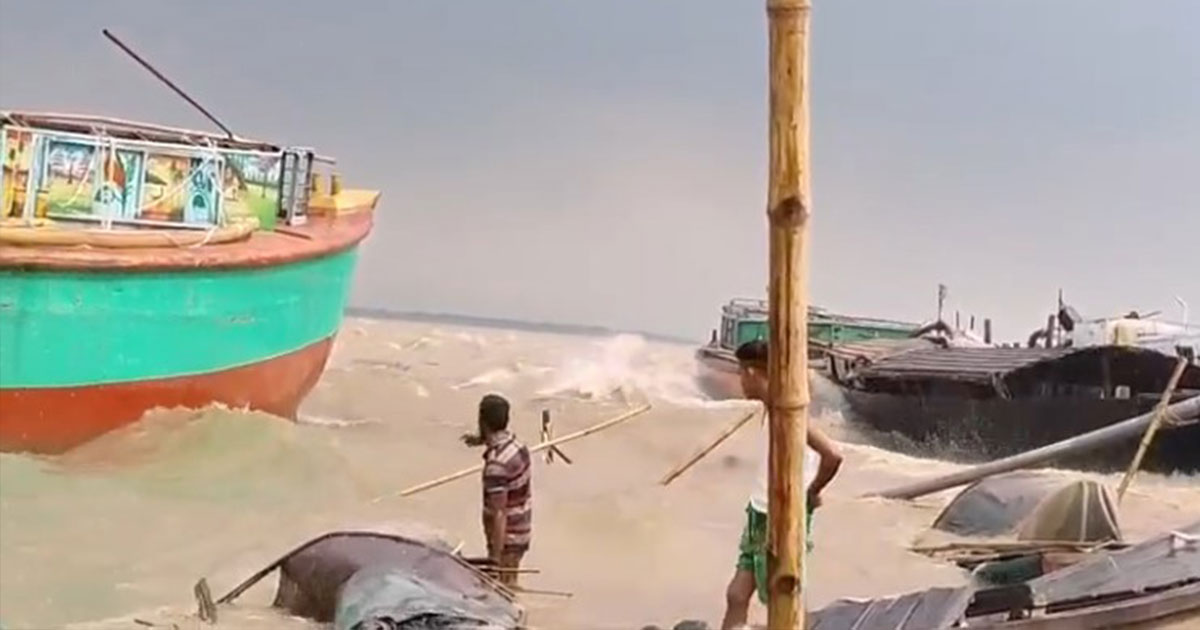 চিলমারী নৌবন্দরে ঝড়ে ৫ নৌকাডুবি