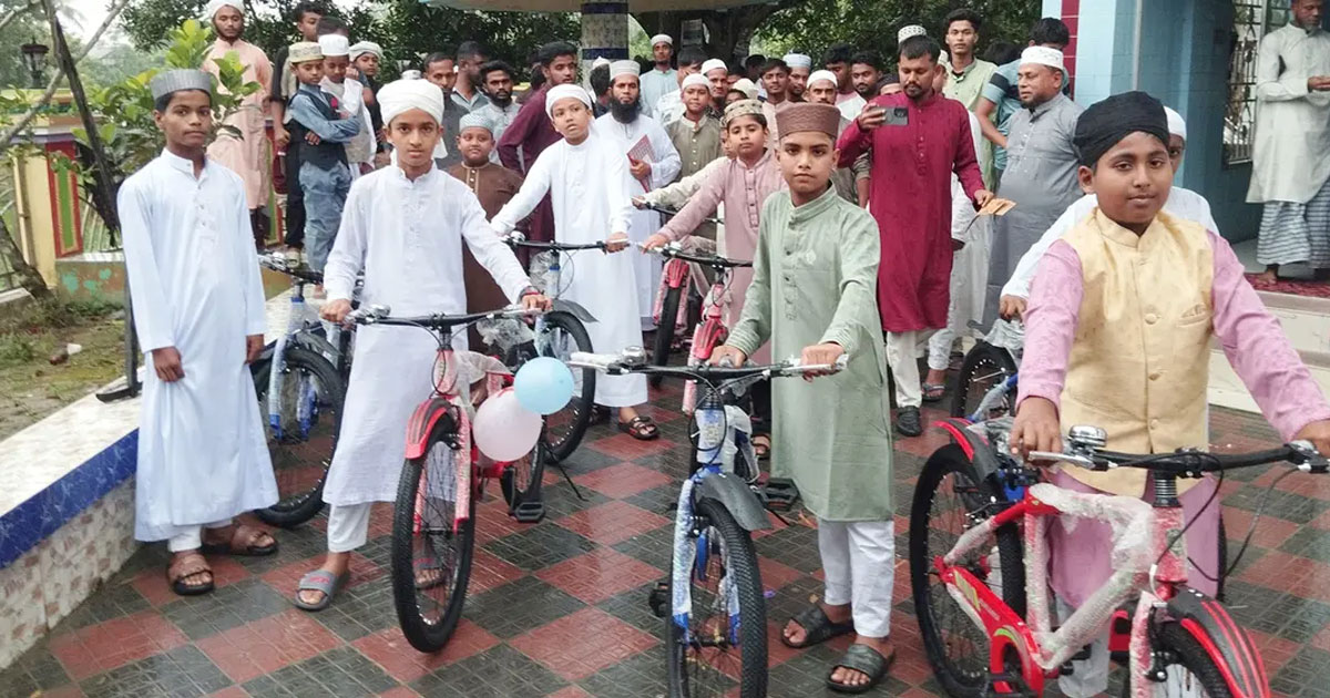 টানা ৪১ দিন জামাতে নামাজ, পুরস্কার হিসেবে ৯ শিশু-কিশোর পেল বাইসাইকেল