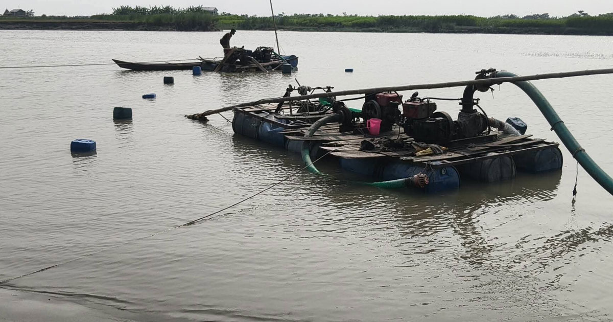 মেঘনায় বালু উত্তোলনের সময় ড্রেজার জব্দ, আটক ৩